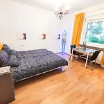Modernes Zimmer am Park mit Garten, Hühner&Enten
